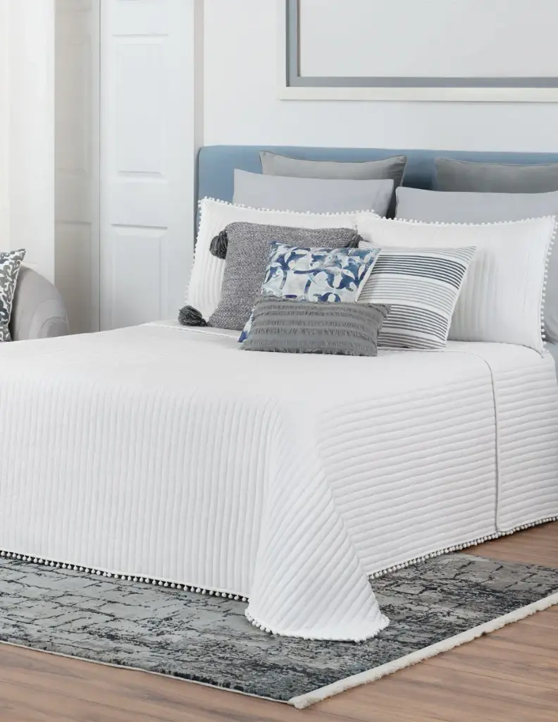 SET DE EDREDÓN POMPONES DECORATIVOS